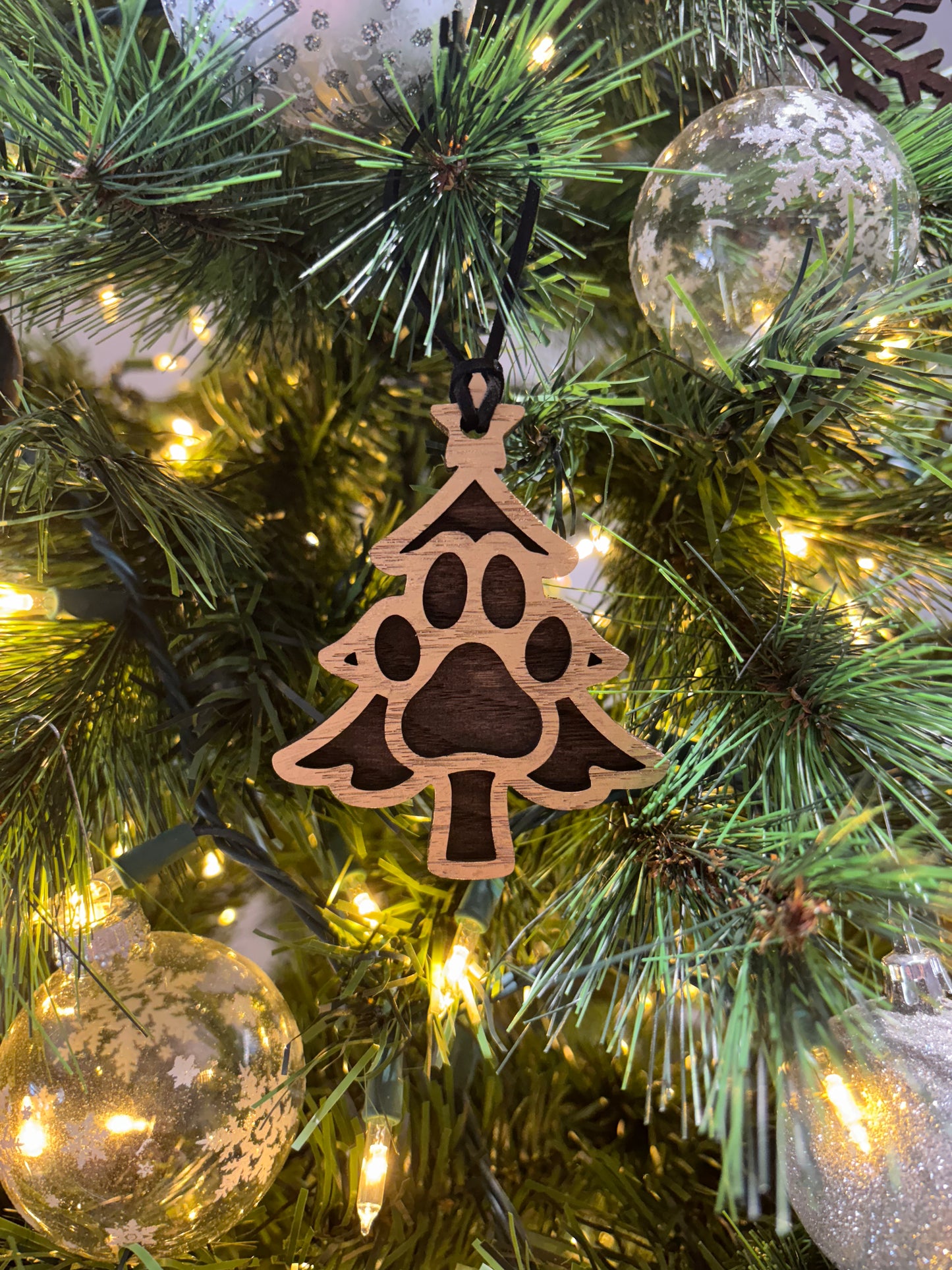 Layerd Tree With Paw Ornament