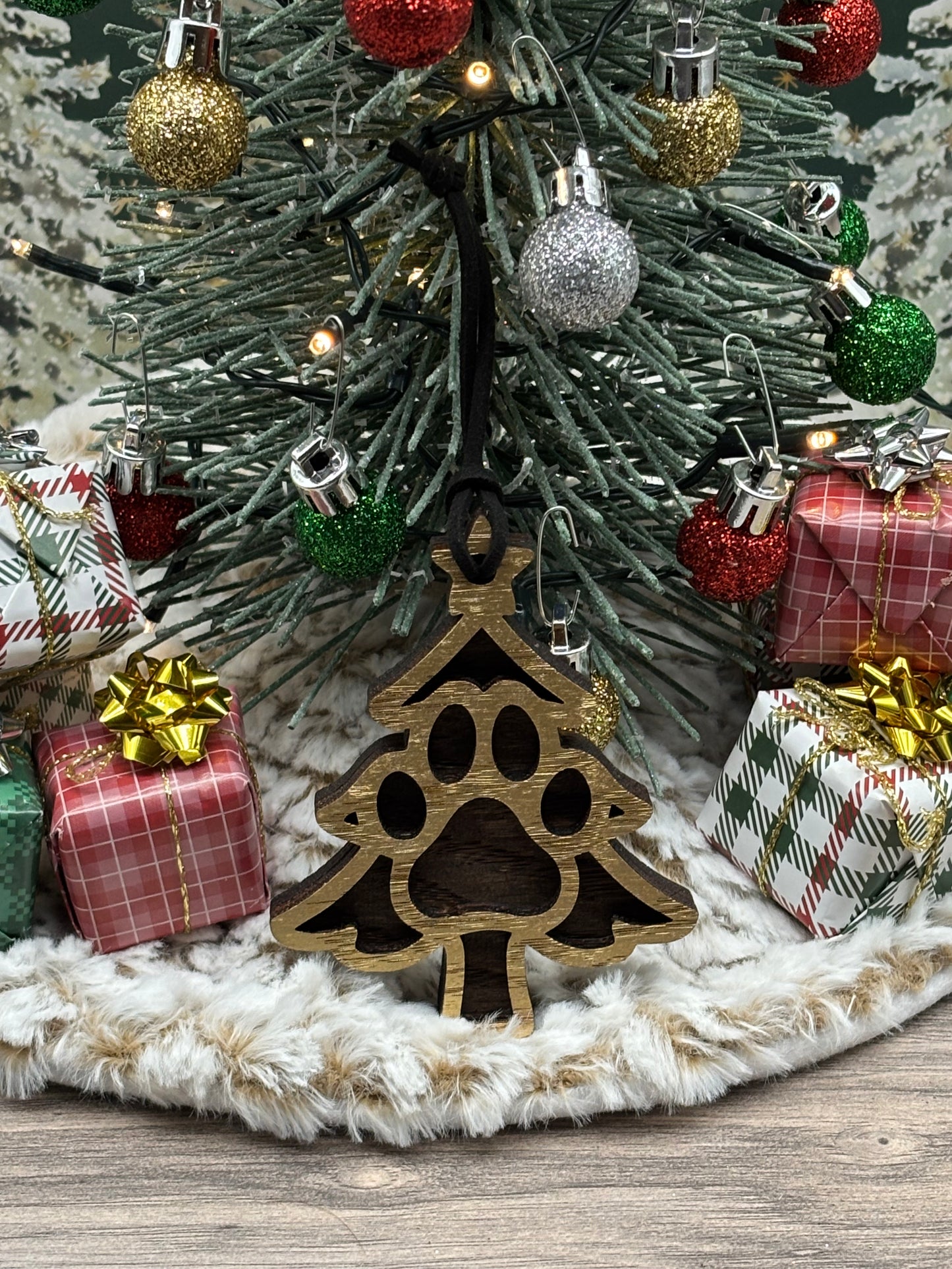 Layerd Tree With Paw Ornament